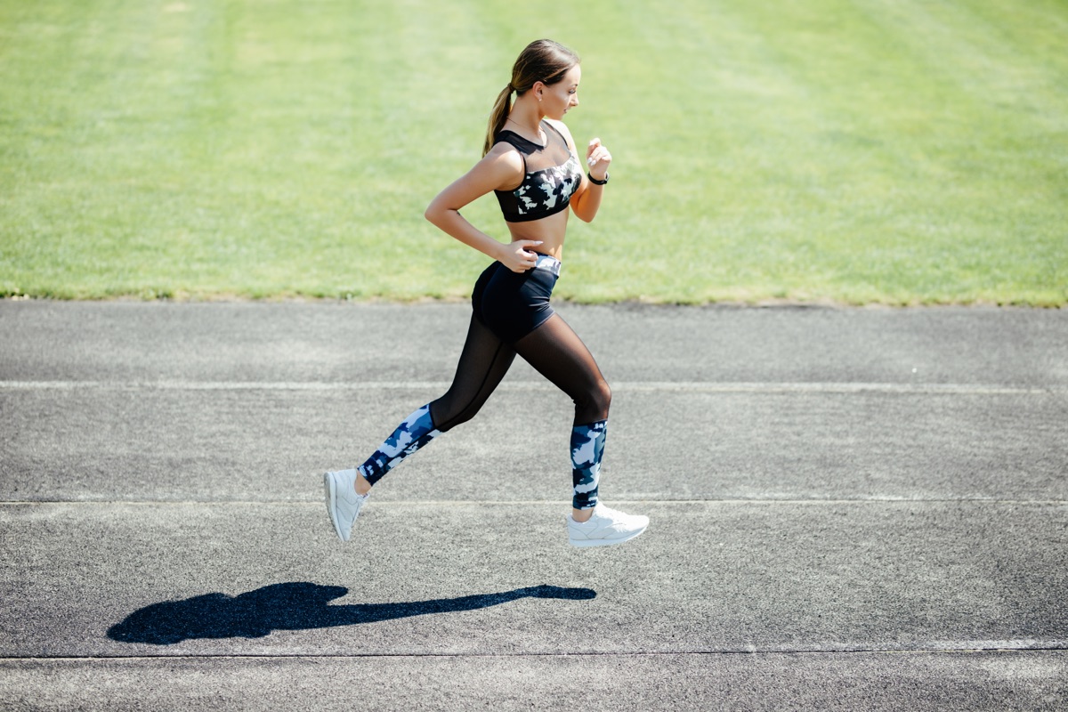 Mujer entrenando carrera en una pista